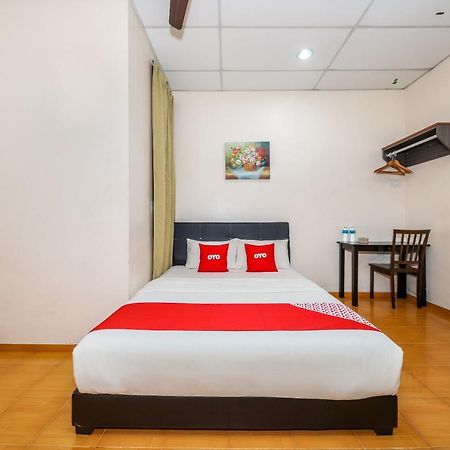 Oyo 89763 Bluewater Hotel Mersing Bagian luar foto
